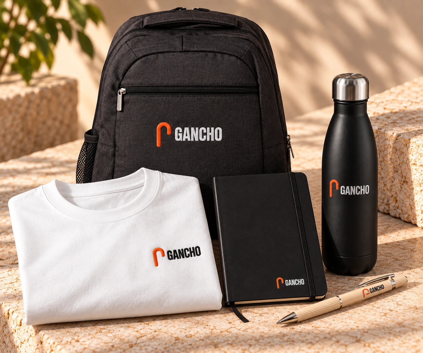 Box Día uno: mochila bordada, libreta y birome, botella, remera bordada, caja Gancho y tarjeta de bienvenida