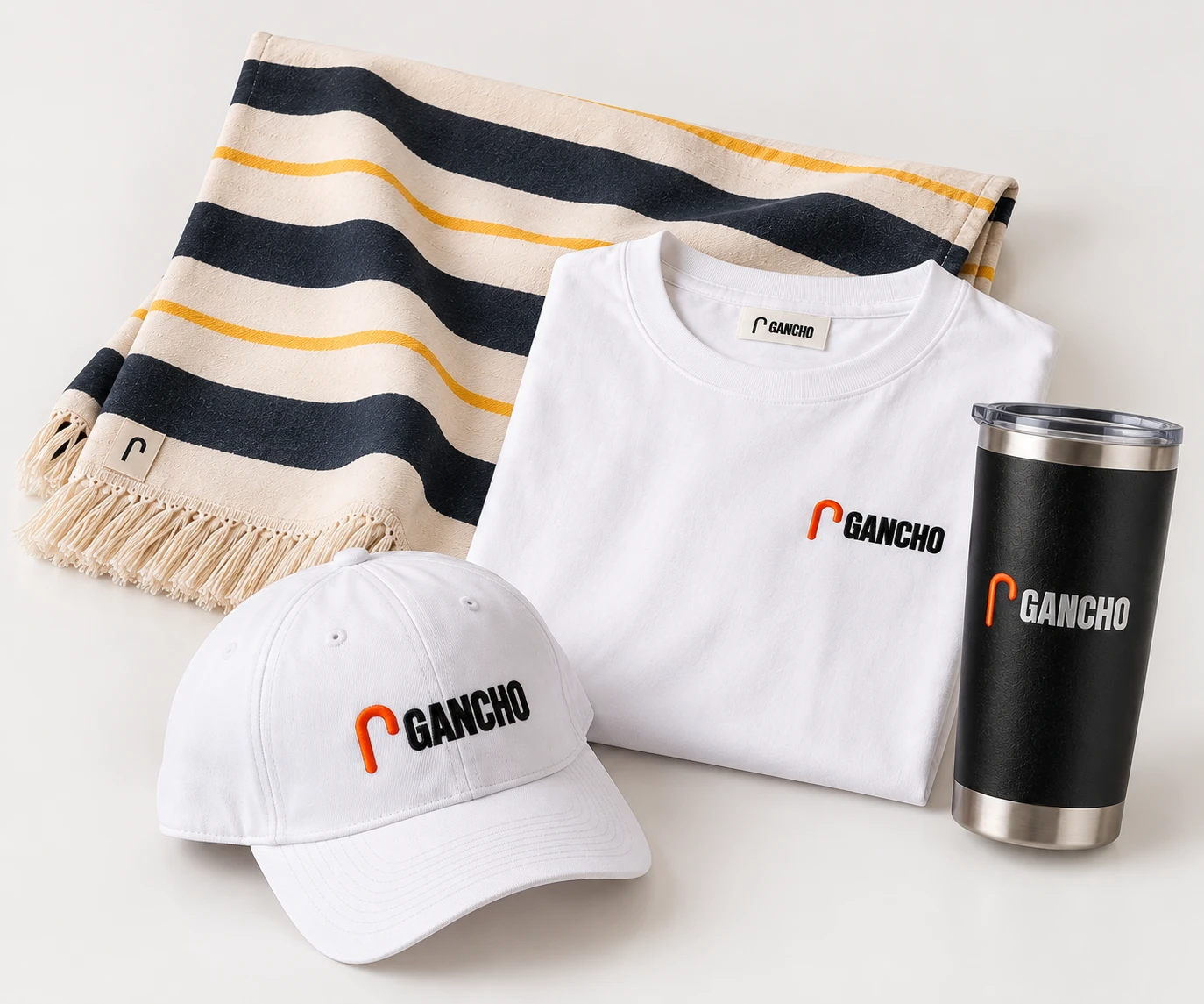 Box Verano: remera bordada, gorra, manta de playa, vaso térmico, caja Gancho y tarjeta